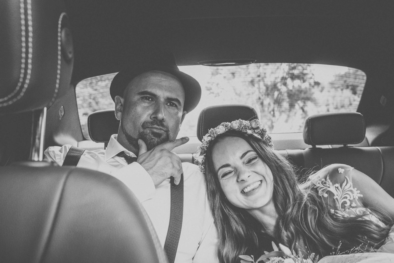 Brautpaar im Auto, ein stiller Moment vor dem großen Trubel