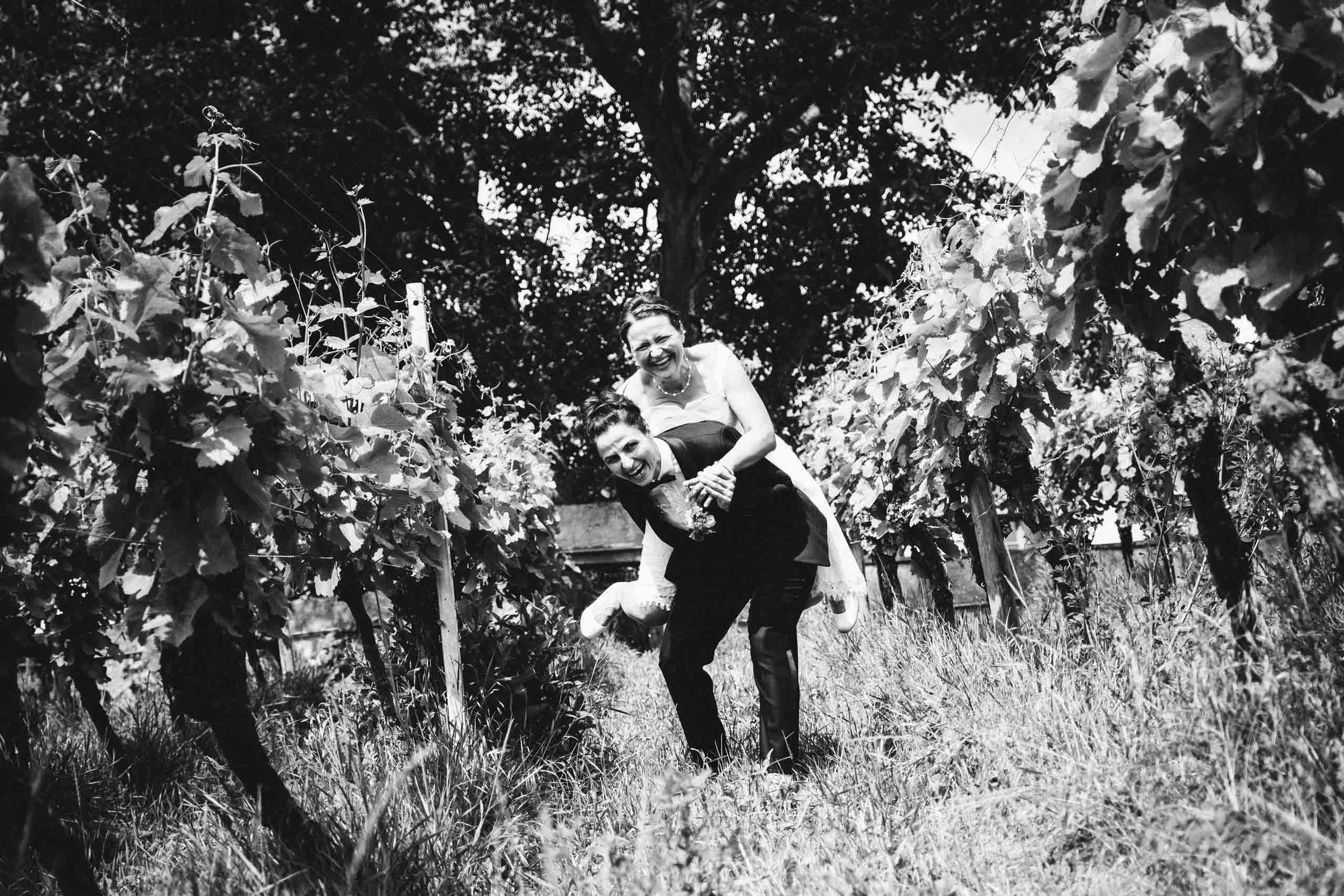 Brautpaar ausgelassen im Weinberg